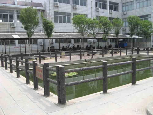 水泥護欄、仿木圍欄與澇池防護欄 多功能水泥制品的防護應用